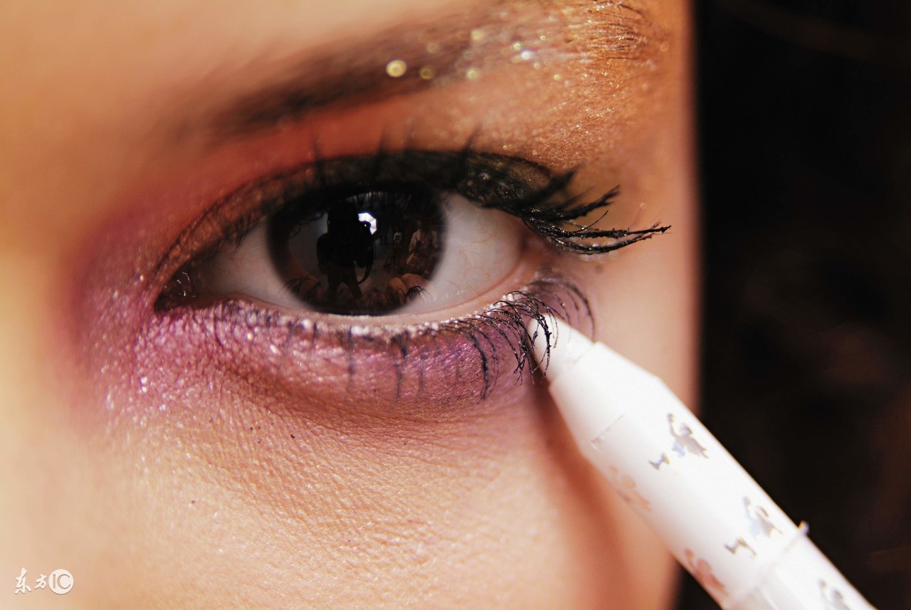 卸妆怎么才是正确的方法,卸妆不好闷痘怎么处理