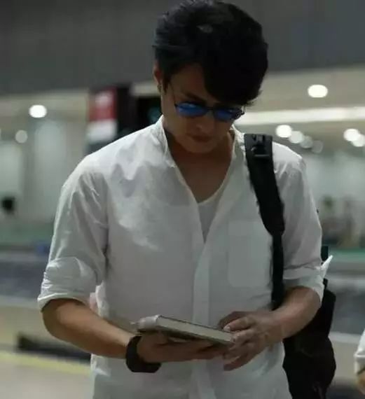 靳东再次发文疑回应争议,靳东微博怒怼争议