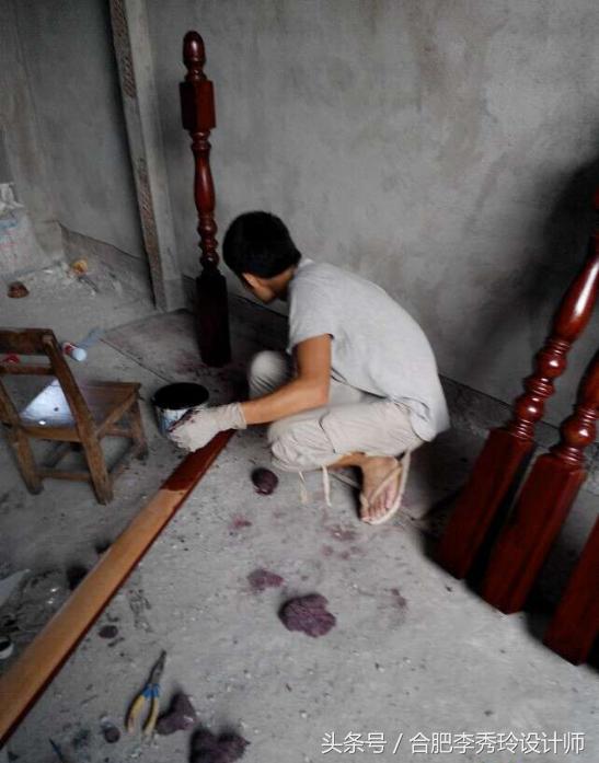 退休在家的工匠老爸帮我安装楼梯扶手,上完红漆我愣了!手艺逆天