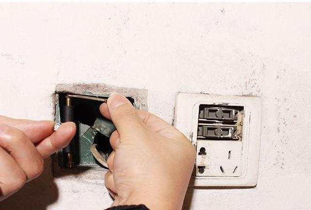 墙上插座老是掉怎么办,墙壁上的插座松动了如何解决
