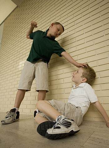 学校孩子被欺负家长打回去合法,别的小孩欺负我家孩子我该怎么办