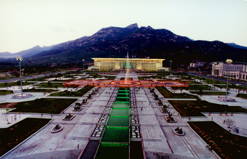 *安泰**——泰山广场、又名市政广场，地处时代发展线北段