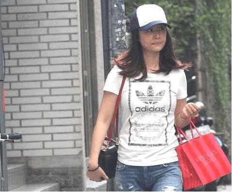 秦舒培素颜晒娃获称赞,秦舒培年轻容颜