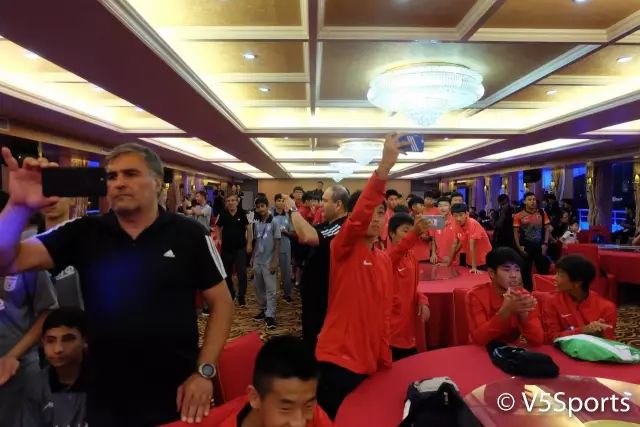嗨翻天！亚洲足球小将夜游江城六国少年才华横溢