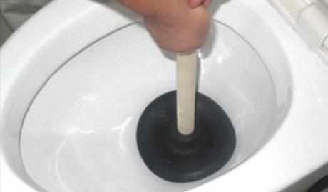 马桶堵了拿泥鳅管用不,马桶堵了用手电钻疏通