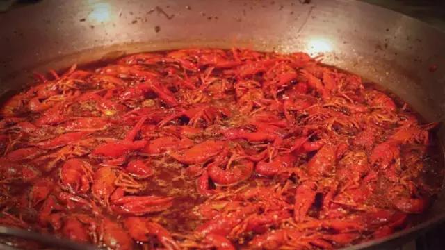 小龙虾的种类及吃法,如何吃小龙虾的方法和图解