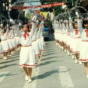 为何现在校服极土气极难看,中国丑校服