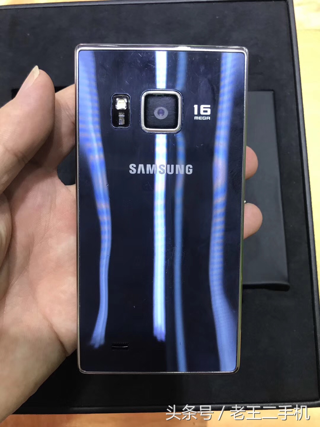 淘了两款,不得不说,三星的翻盖手机真是越做越漂亮了