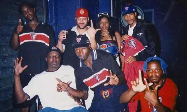 嘻哈起源于贫民窟,嘻哈服装发展