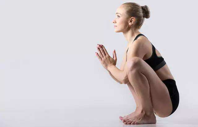 小孩一深蹲膝盖就响怎么回事,为什么练深蹲时膝盖会嘎嘣响