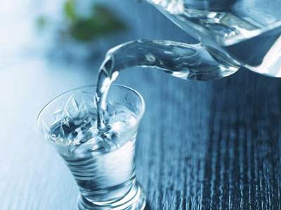 红酒喝多了怎么解酒方法小妙方,红酒宿醉第二天最有效的解酒方法