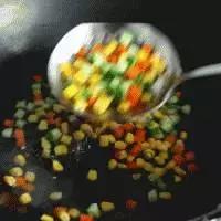 菠萝炒饭做法,美食菠萝炒蛋