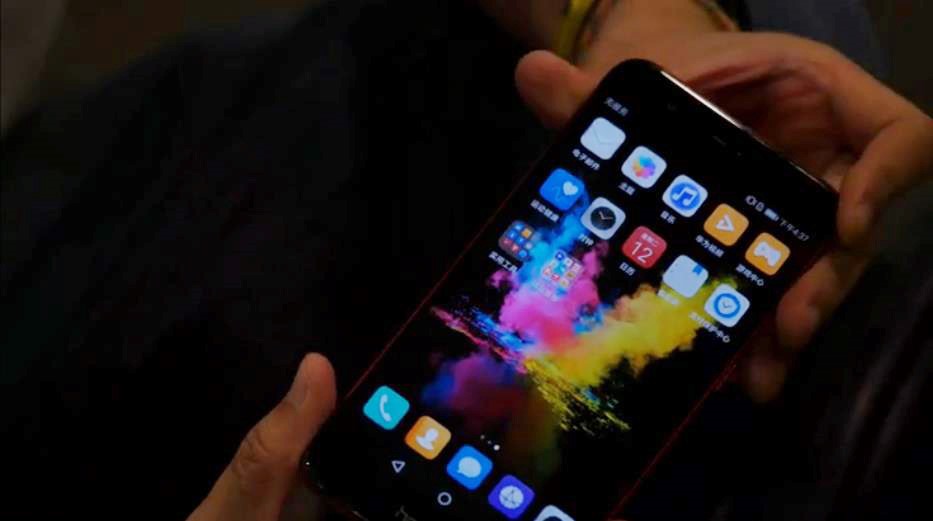 手机被坐弯了可以继续用吗,手机不小心坐弯了