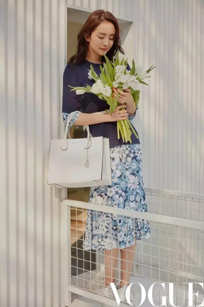 杨幂穿的gucci的格纹外套,杨幂celine上衣