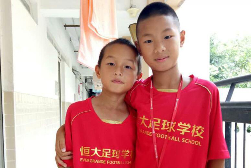 拼搏在绿茵场上的追风少年,追风少年鲁能足球比赛