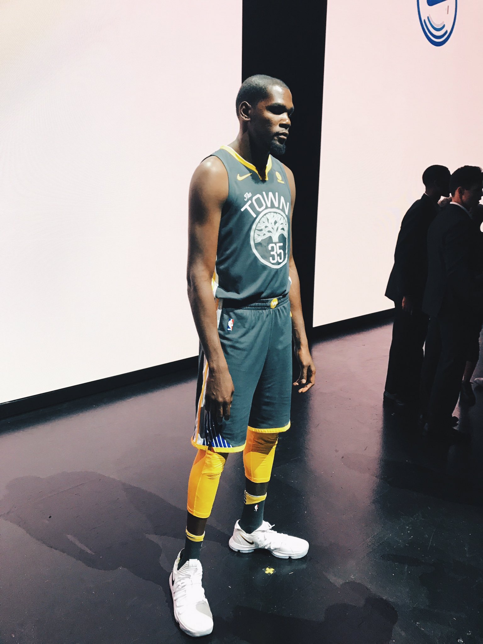 nba耐克球衣发布会,nba官方公布新赛季城市版球衣