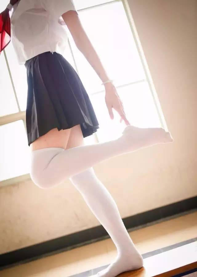 绝对领域的福利：过膝袜与短裙之间的那一抹暖色