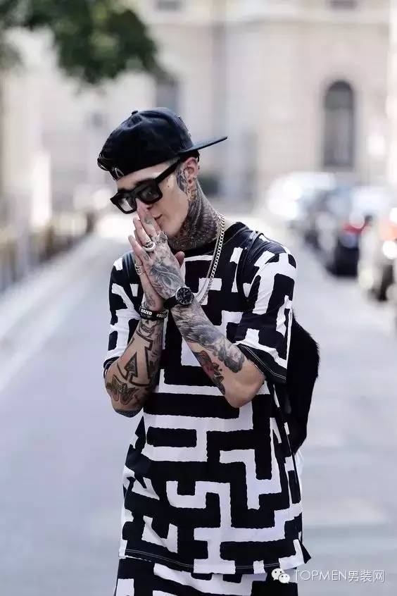 管你花枝招展，我却独爱黑白