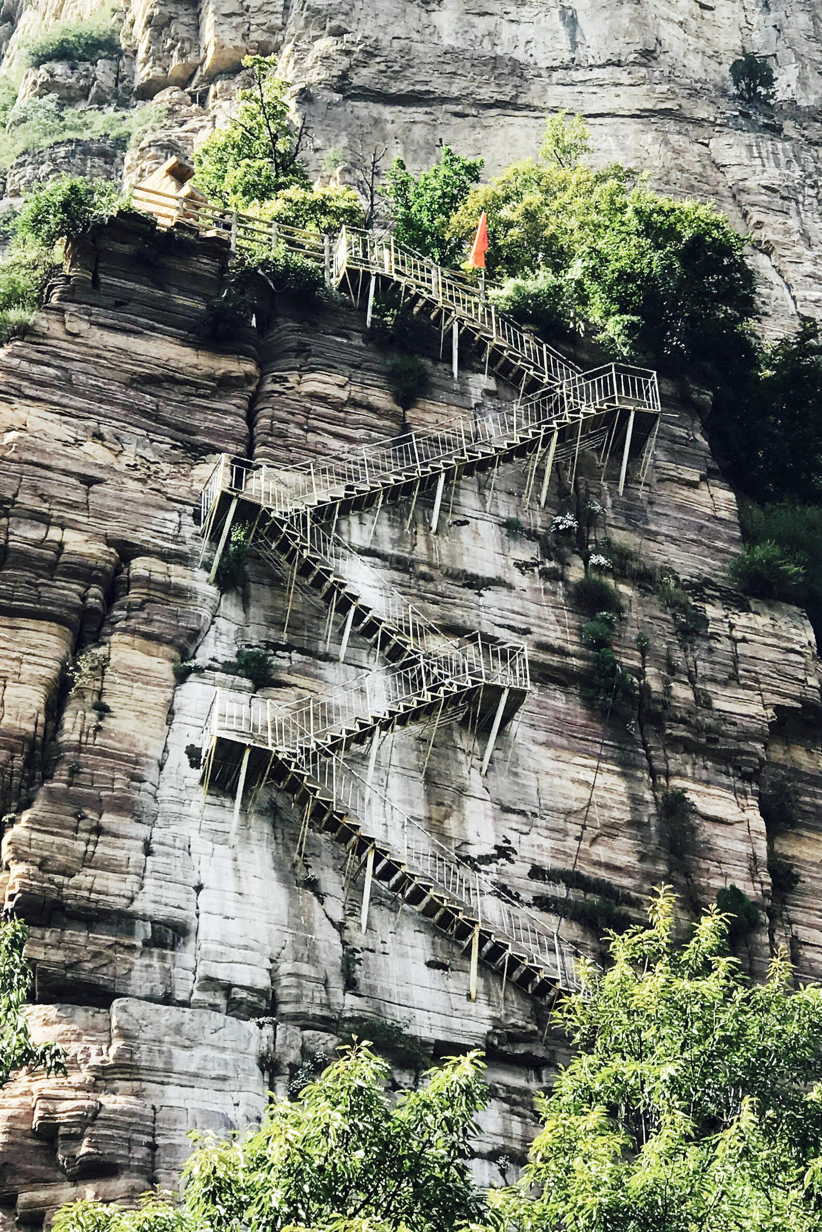 华山第一险长空栈道小伙跳下去,华山第一险长空栈道小伙吓得发抖