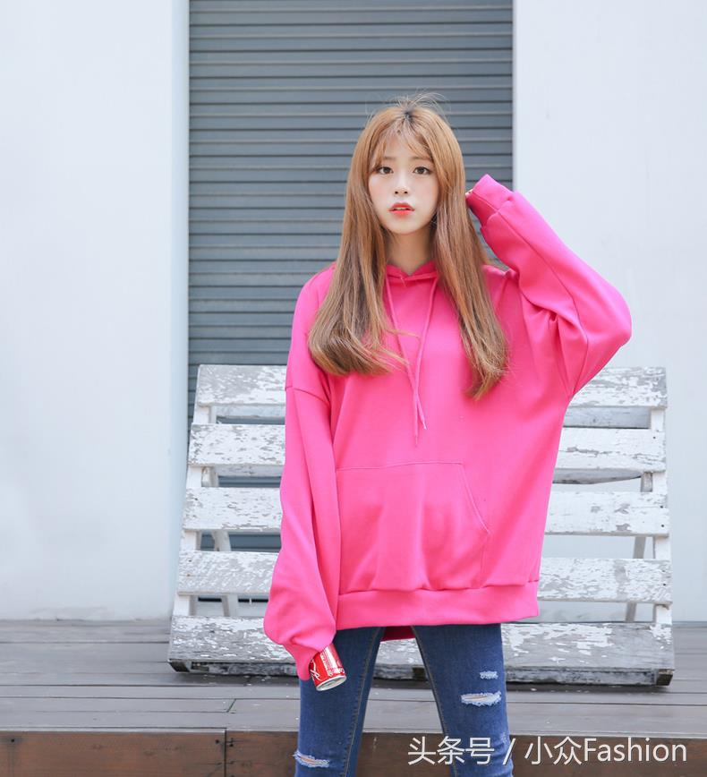 韩国女生卫衣搭配图片,适合女汉子卫衣穿搭拍照姿势教程