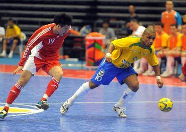 五人制足球业余比赛怎么踢,五人制足球怎么才能踢得更稳