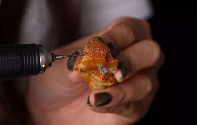 鉴别琥珀的方法和灯怎么用,如何辨别琥珀的真假最简单的方法