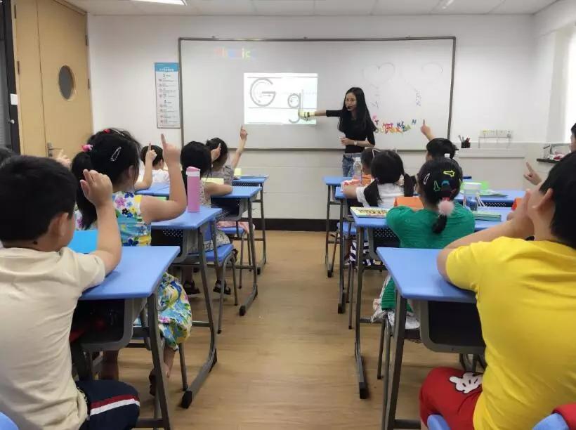 蓝天英语老师,少儿英语启蒙二十六个英语字母