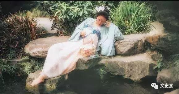 古代产妇死活全靠接生婆，产房环境差不说，还要遭受婆家冷水