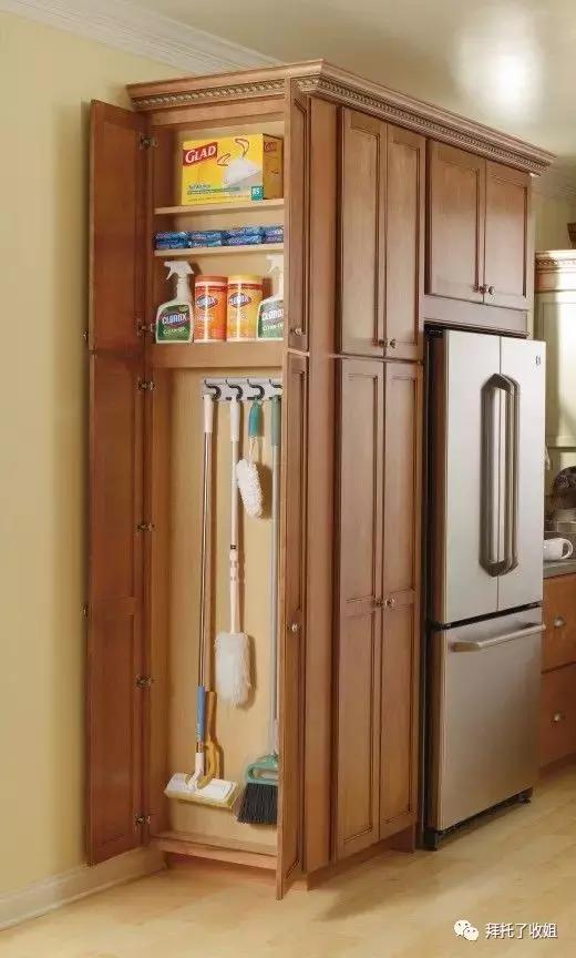 她家看不到一个拖把，地上居然没有半点儿灰