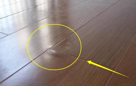 地板有划痕怎么办？老师傅教我3个办法，轻松去除划痕！