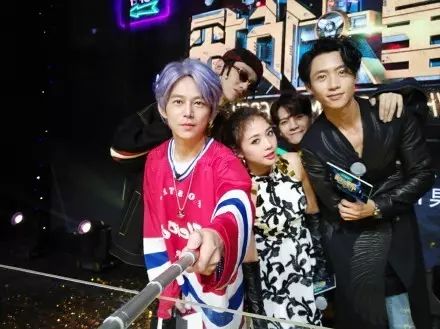 王嘉尔何炅何老师,何炅发型炸了的节目