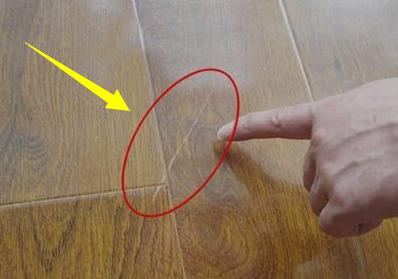 地板有划痕怎么办？老师傅教我3个办法，轻松去除划痕！