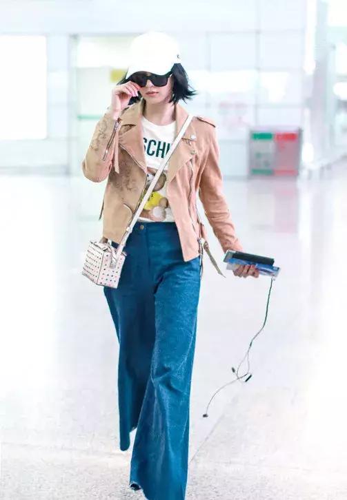 唐嫣的包包里放着一把大镜子,唐嫣背的小方盒子包包