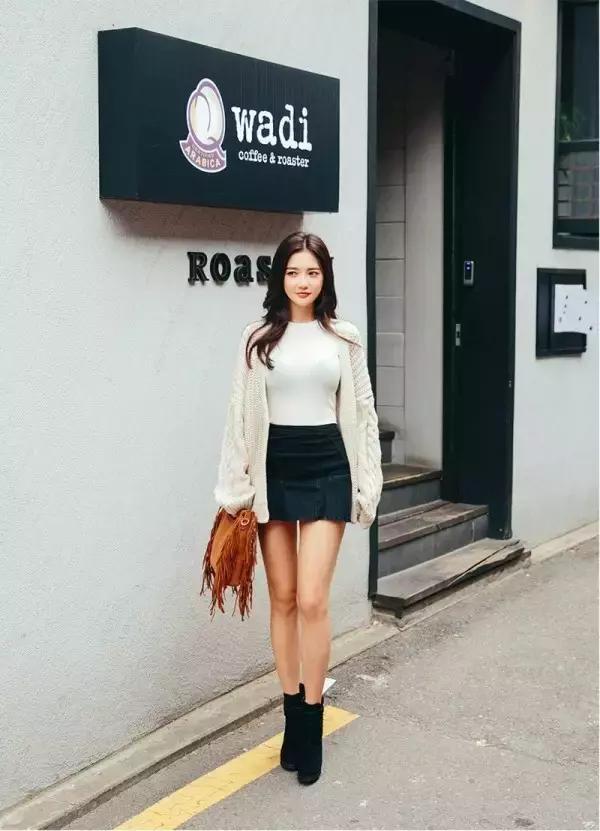 毛衣开衫怎么搭配衣服好看,暗红色开衫和浅蓝色开衫哪个好看