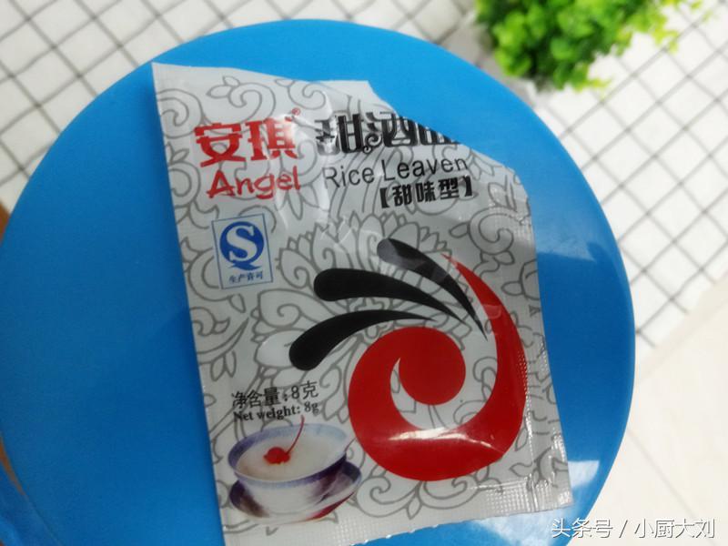 别问我葡萄酒怎么做，也别问酒杯是否为专业定制，因为我已经醉了