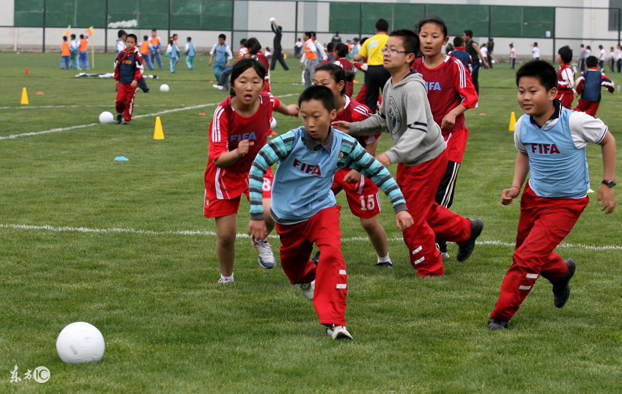 想让孩子学踢足球应该去哪里学,让孩子踢球锻炼