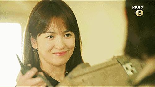 太阳的后裔为啥选宋仲基,太阳的后裔宋仲基帮宋慧乔扎头发