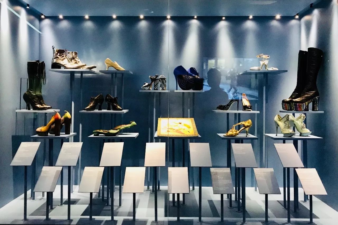 参加兴业太古汇“鞋履:乐与苦展览”开幕活动有感而发