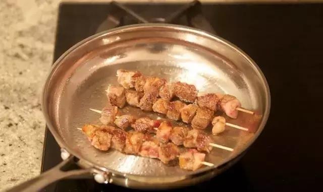 不用炭炉一样做出火气十足的羊肉串