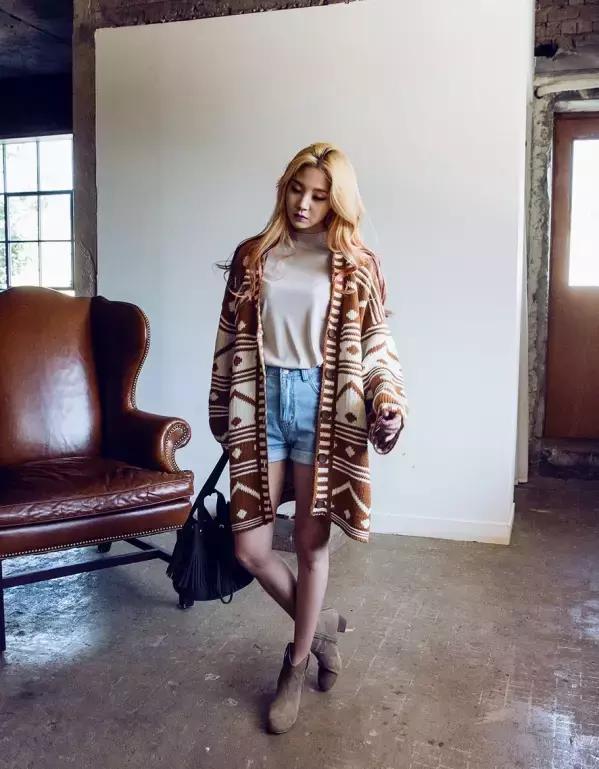 毛衣开衫怎么搭配衣服好看,暗红色开衫和浅蓝色开衫哪个好看