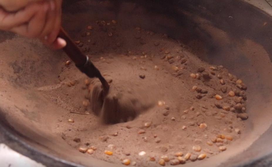 农村小伙走街串巷做爆米花,农村大哥自制老式爆米花