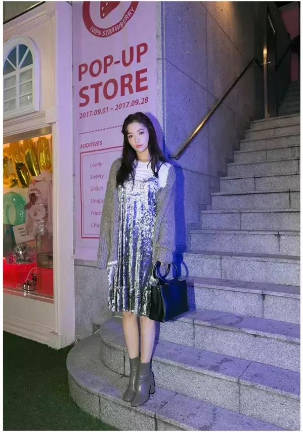 毛衣开衫怎么搭配衣服好看,暗红色开衫和浅蓝色开衫哪个好看