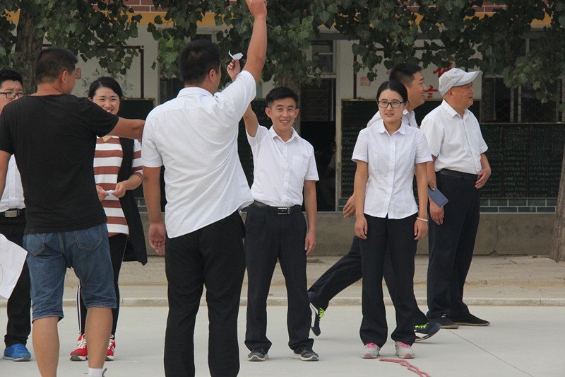 校园抱腿跑比赛,三溪初中运动会跑步比赛