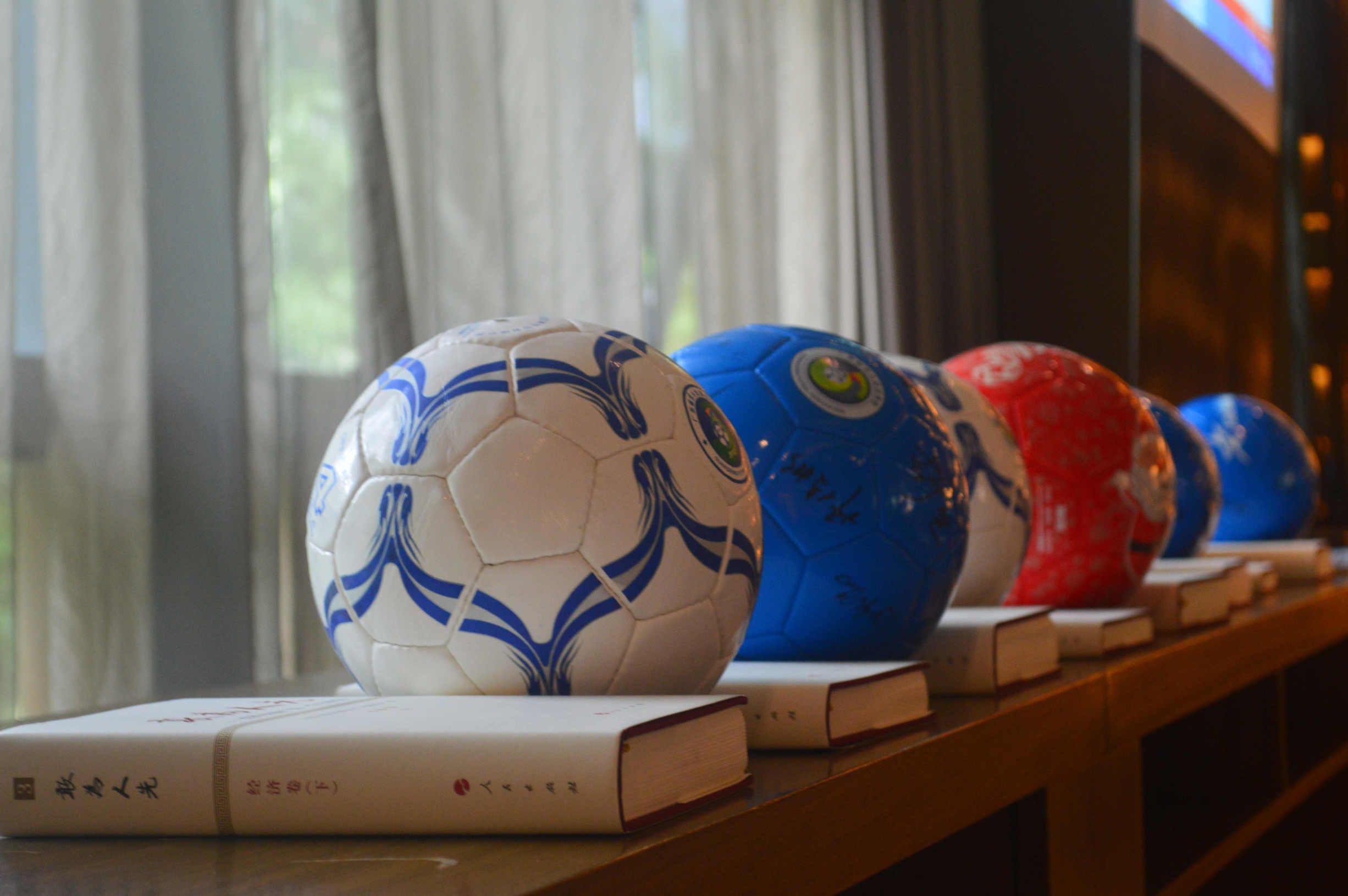 五人足球巅峰对决,中国机器人足球vs美国机器人足球