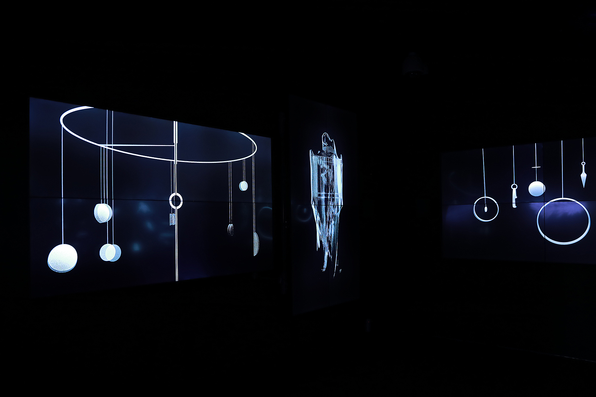 6个艺术主题回顾时尚界的150年：他们高喊“要*爱做**，不要战争”