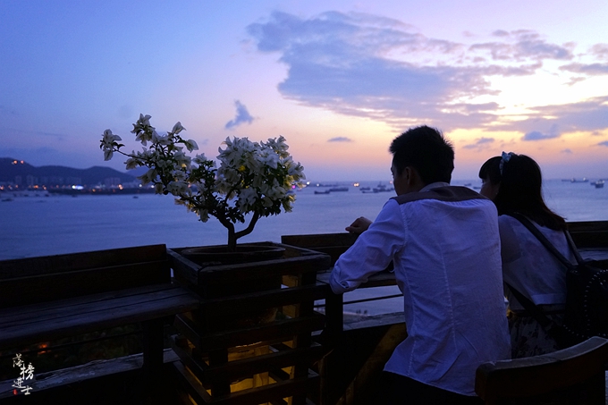 三亚天气一直显示下雨能去吗,十月中旬三亚天气下雨吗