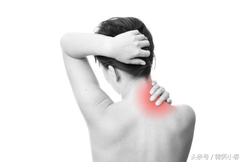 驼背耸肩缩脖子含胸如何纠正,耸肩驼背最佳纠正方法