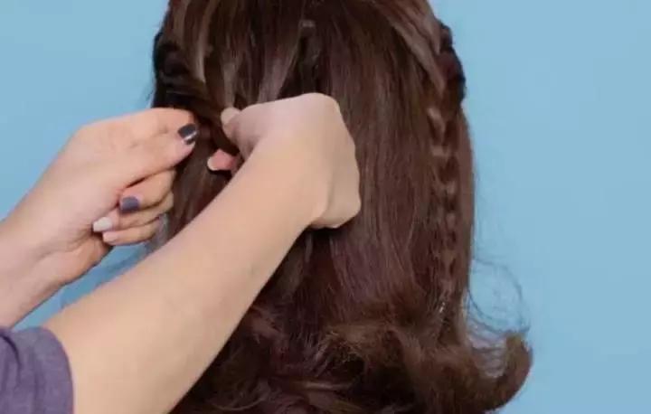 周冬雨发型同款刘海编发教程,周冬雨春风十里不如你编发