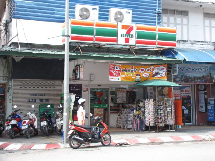 泰国711便利店的零食也太便宜了吧，超多没吃过的种类