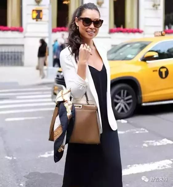 怎么防止包包油边磨损缠丝巾,如何用丝巾遮挡包包的损坏